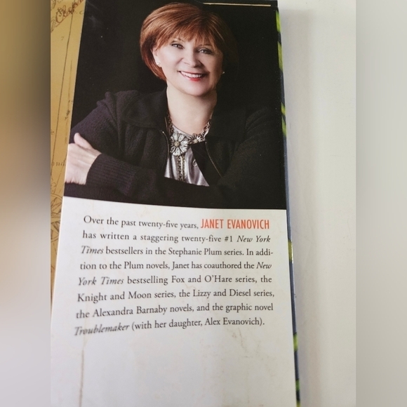 Janet Evanovich. The Recovery Agent. Atria  2022 Home Accents Cofffe TableBooks - Picture 7 of 14